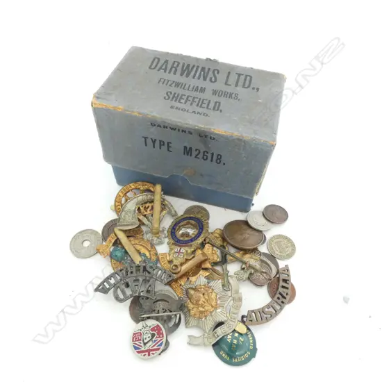 BOX OLD WWI AND WWII TUNIC AND CAP BADGES AND WAR ITEMS. 12 PCS PLUS EARLY 19TH COINS