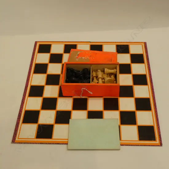 CHESSBOARD & BOX WOOD CHESS PIECES 