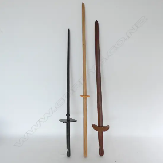 3 WOODEN PRACTISE SWORDS L. 1020MM