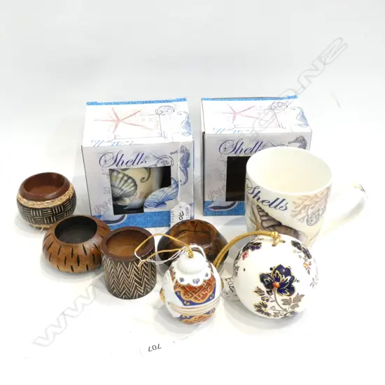 4 WOODEN CANDLE HOLDERS / 2 BOXED SEASHELL MUGS & 2 POMANDER BALLS 