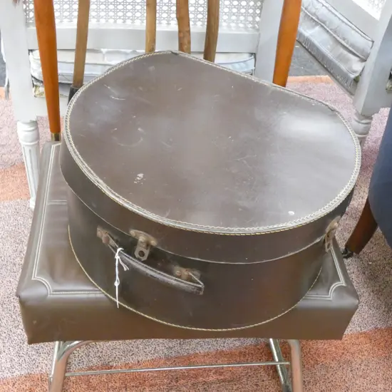 LARGE HAT BOX (SOME DAMAGE TO LID) & LADIES BLACK FELT WIDE BRIMMED HAT 