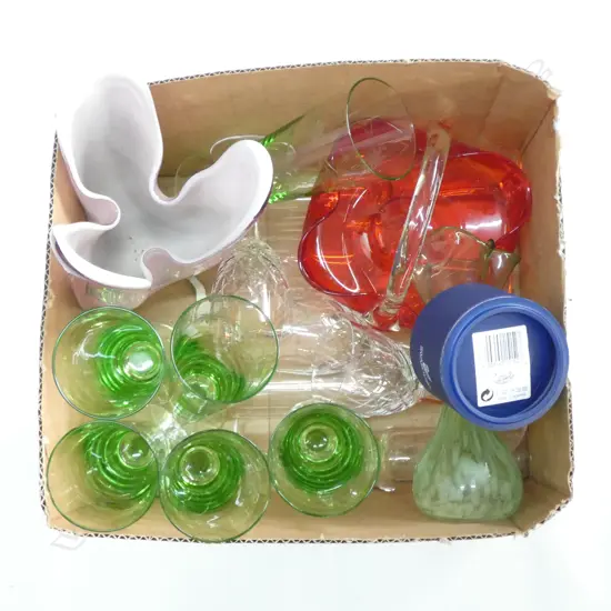 BOX LOT GLASS & CRYSTAL - INCL. COLOURED GLASS PARFAITS & VASES