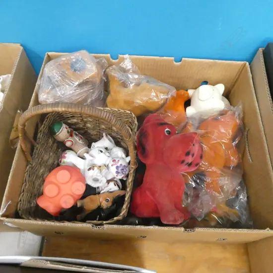 BOX OLD FELT TOYS & BASKET SALT & PEPPER SHAKERS