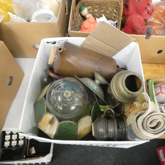 BOX LOT VINTAGE LIGHT FITTING, BRASS VASE, TEMUKA ETC