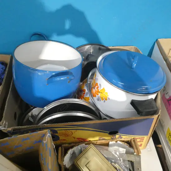 LG BOX LOT ENAMEL SAUCEPANS INCL. SET W. GLASS LIDS