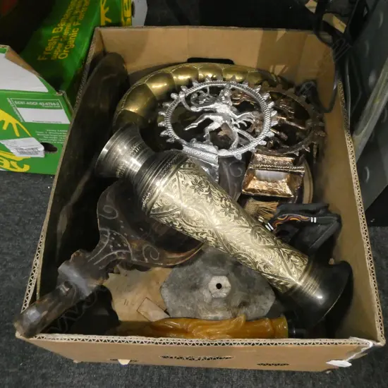 BOX ETHNIC WOOD & BRASS ITEMS ETC