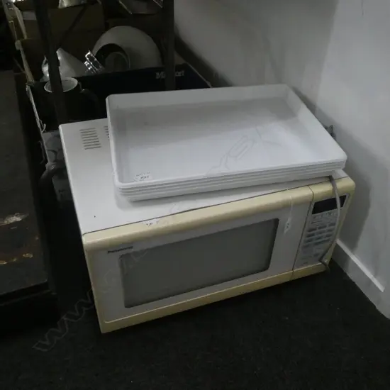 PANASONIC MICROWAVE OVEN & 4 PLASTIC SAFE TRAYS - 450 X 340MM