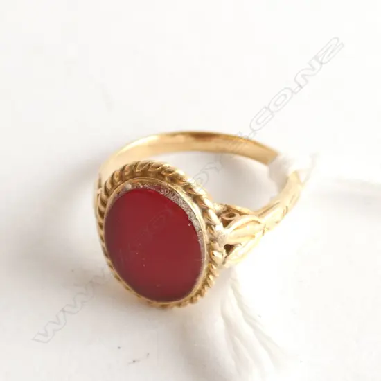 18 CT GOLD RING RED STONE MINOR FAULTS