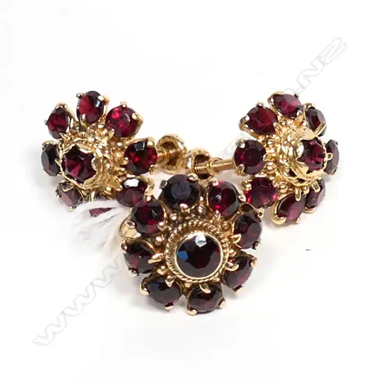 14CT BOHEMIAN GARNET SUITE OF RING AND SCREW EARRINGS