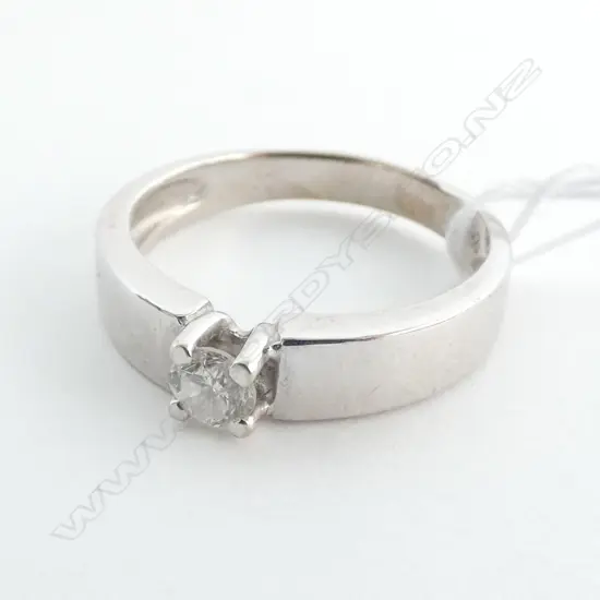 18K WHITE GOLD & SOLITAIRE DIAMOND RING