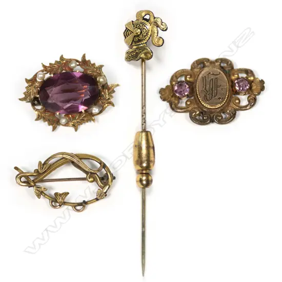 FOUR VINTAGE GOLD OR GOLD PLATE BROOCHES, LARGEST 10MM