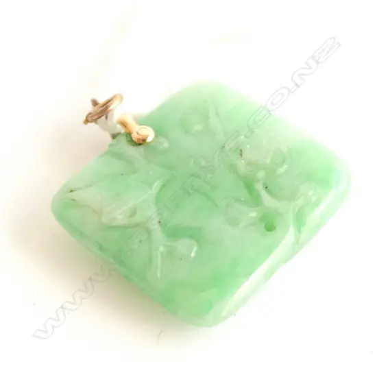 CARVED JADE PENDANT 