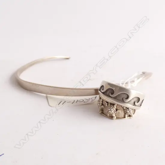 3 SILVER JEWELLERY ITEMS. CHOKER + 2 RINGS: TURTLE & WAVES