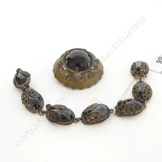 BEE DESIGN BLACK JEWELLERY + BROOCH 