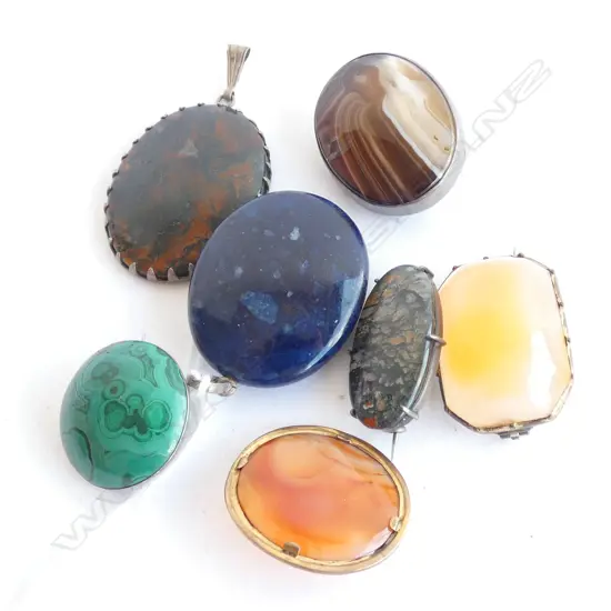 7 ASST. BROOCHES & PENDANTS AGATE ETC