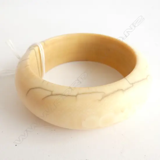 VINTAGE IVORY BANGLE
