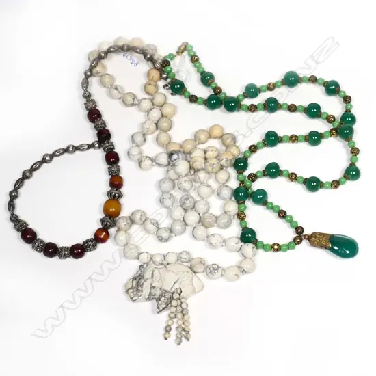 3 VINTAGE NECKLACES, WHITE AGATE, GREEN BEADS & 1 OTHER, LONGEST 780MM