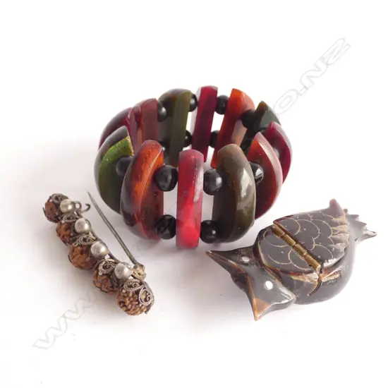 3 VINTAGE ITEMS: BAKELITE BRACELET. HORN OWL.BROOCH