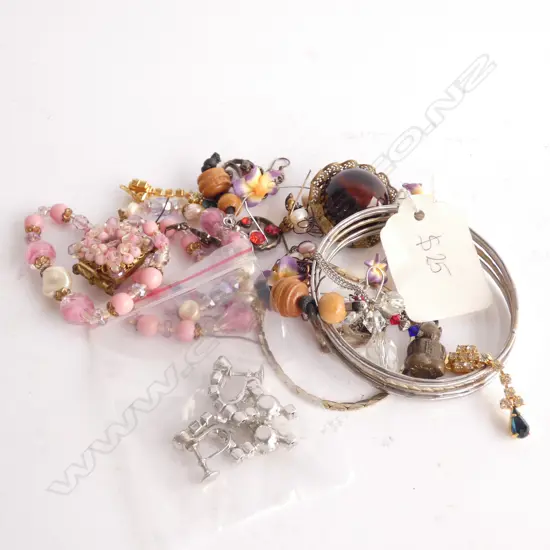 BAG COSTUME JEWELLERY: TRIPLE STRAND BRACELET ETC