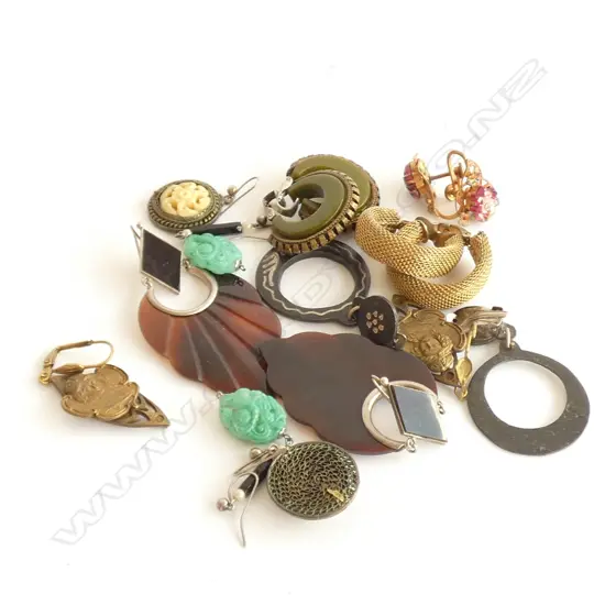 BAG OF VINTAGE COSTUME EARRINGS