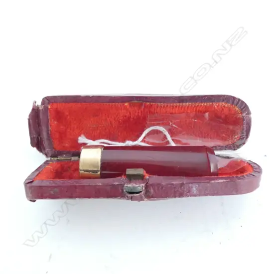 OLD 18CT GOLD MOUNTED CIGARETTE HOLDER - IN ORIGINAL BOX 