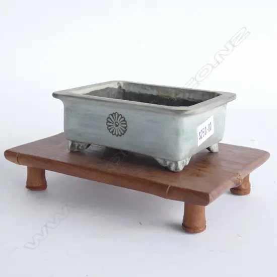 SM JAPANESE BONSAI IKEBANA VASE (90 X 75MM) & WOODEN VASE STAND (140 X 105MM)