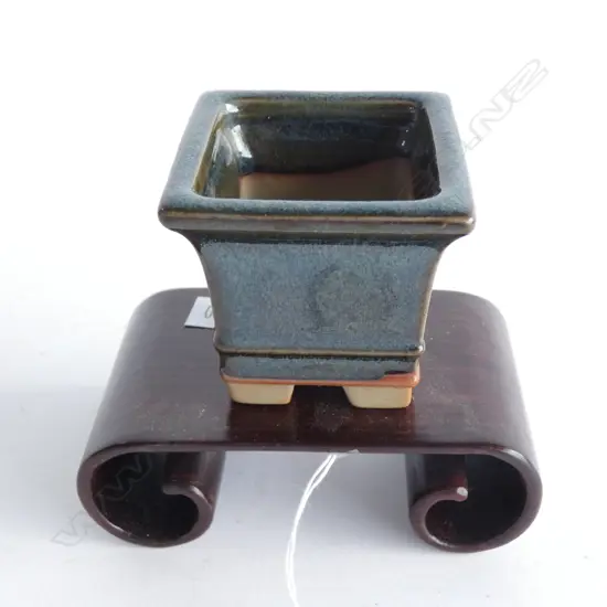 SM JAPANESE BONSAI IKEBANA VASE (55 X 55MM) & WOODEN VASE STAND (95 X 55MM)