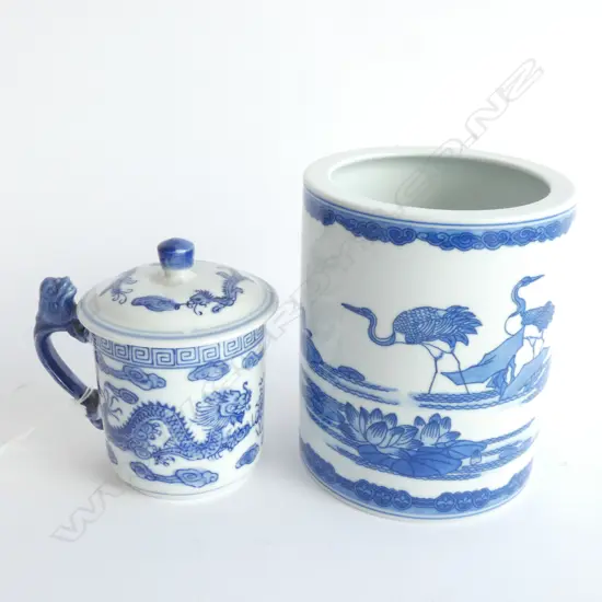 2 ORIENTAL PCES; VASE H. 145MM & LIDDED CUP