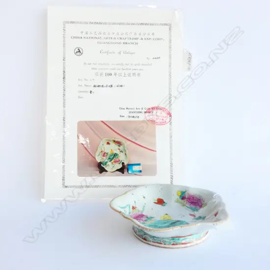 ANTIQUE CHINESE FAMILLE ROSE FOOTED DISH SCALLOP RIM
