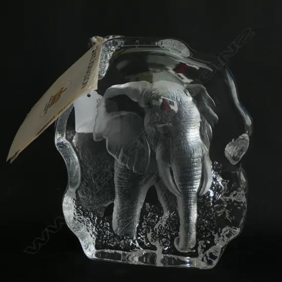MATS JONASSON HEAVY GLASS ELEPHANT SCULPTURE 140 X 170MM