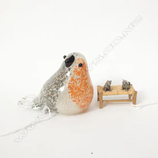 ART GLASS BIRD + 900 SILVER CATS ON STOOL