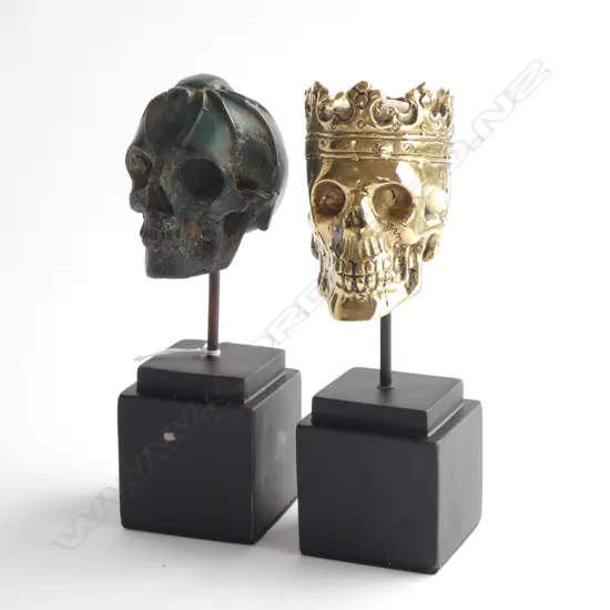 2 SMALL SKULLS ON STANDS H. 155MM