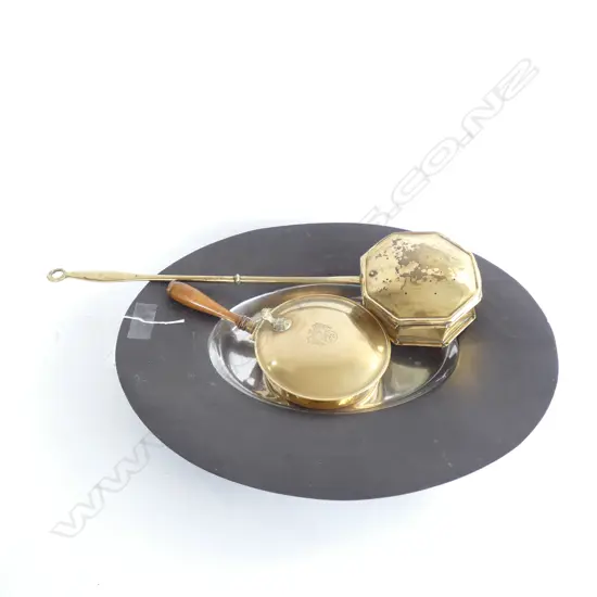 2 BRASS PANS L. 525MM + METAL DISH L. 485MM