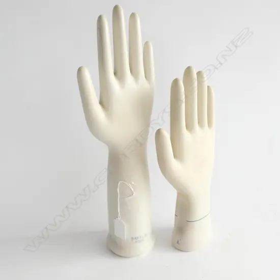 2 BAXTER CERAMIC GLOVE STRETCHERS - 1 L.385MM & 1 L 300MM