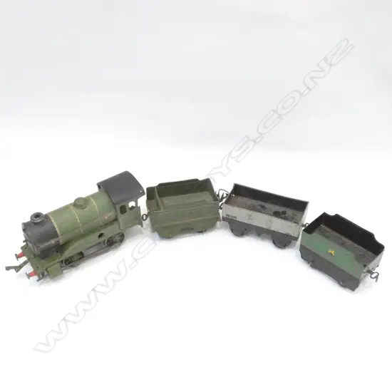 HORNBY LOCOMOTIVE + 3 CARRIAGES 