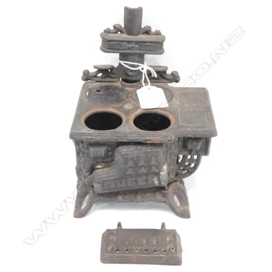 VICTORIAN CAST IRON DOLLS STOVE H. 150MM