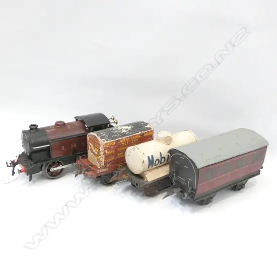 HORNBY LOCOMOTIVE + 3 CARRIAGES 