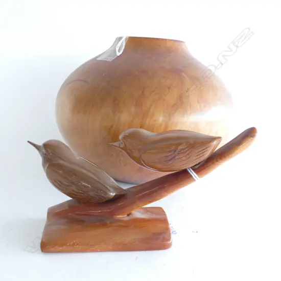 SWAMP KAURI CARVING - RIFLEMEN BIRDS BY LEO GAMBLE L. 180MM & NORFOLK PINE VASE BY T SCHISCHKA