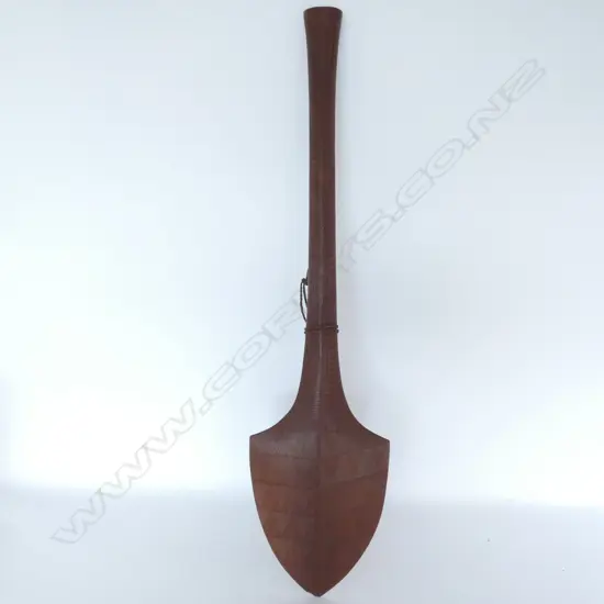 FIJIAN FINELY CARVED LGE WOODEN PADDLE CLUB - L. 1015MM