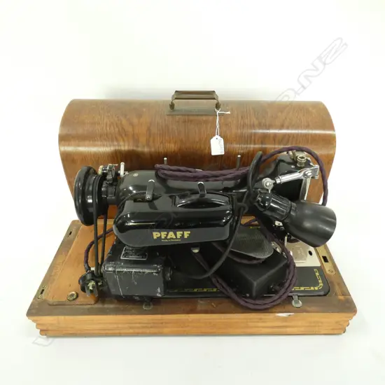 CASED PFAFF SEWING MACHINE L. 530MM