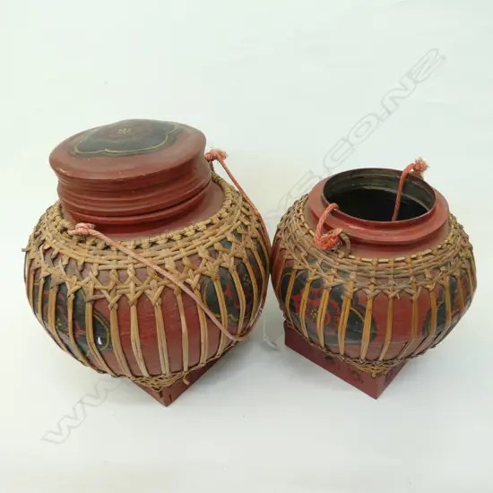 2 CHINESE PAINTED CONTAINERS H. 330MM