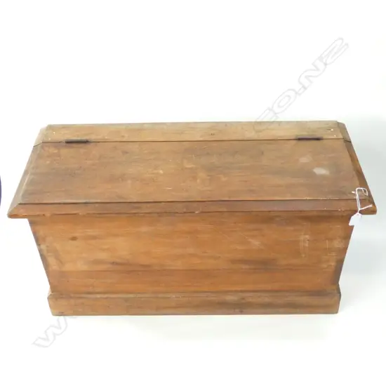 SMALL NZ KAURI COLONIAL BLANKET BOX / TOOL CHEST H. 390 MM L. 740 MM D. 300 MM 