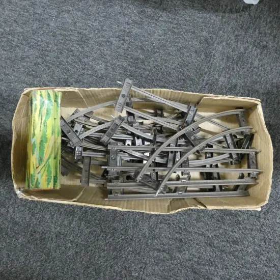 BOX LOT 15 SECTIONS HORNBY RAILWAY LINES + 2 SECTIONS OF BUILDINGS