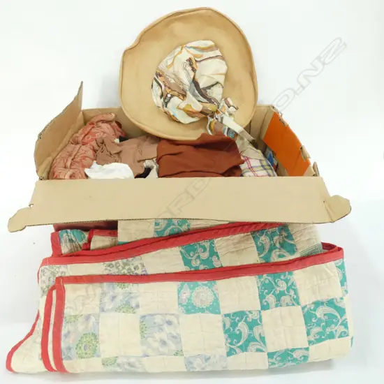 LOT VINTAGE FABRIC/CLOTHES/PATCH WORK QUILT ETC