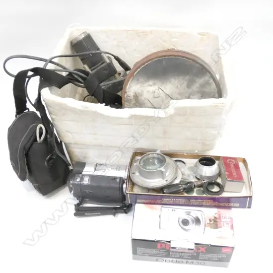 BOX LOT CAMERAS ETC + LEICA DICOMAR 3CCD VIDEO RECORDER