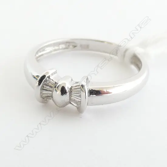 14CT WHITE GOLD AND DIAMOND RING (0.25CT)