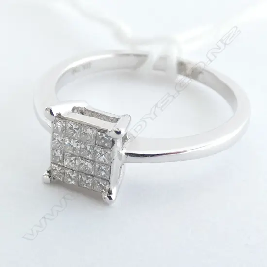 18CT WHITE GOLD AND DIAMOND RING (0.25CT)