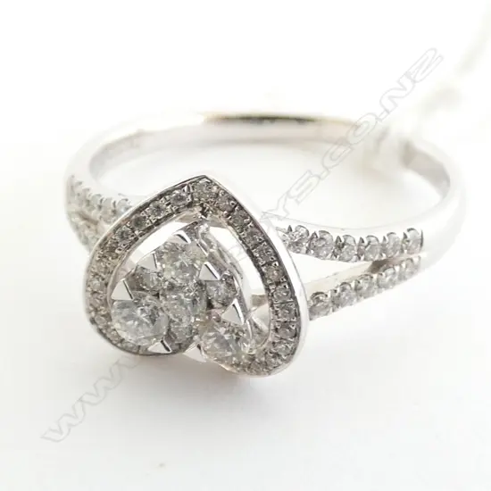  18CT WHITE GOLD AND DIAMOND RING (0.43CT)