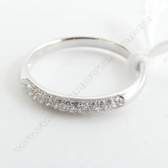 18CT WHITE GOLD AND DIAMOND RING (0.16CT)
