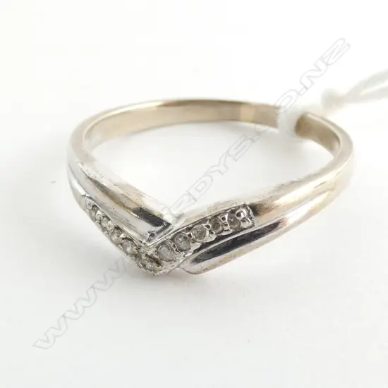 9CT WHITE GOLD & DIAMOND RING 